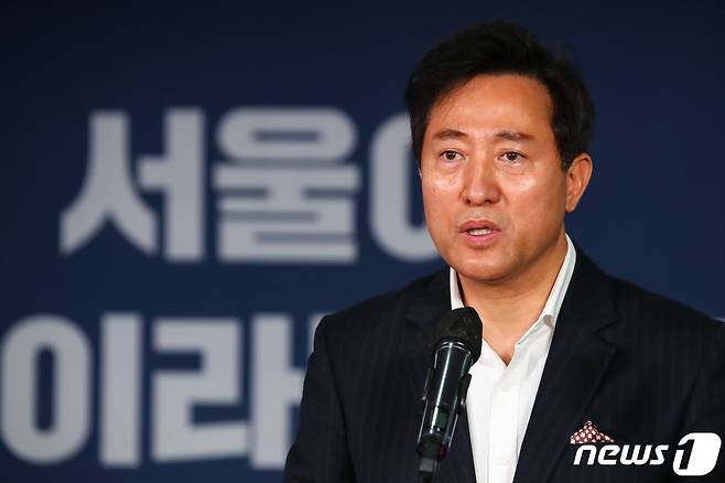 국민의힘 서울시장 후보로 선출된 오세훈 후보가 4일 오전 서울 여의도 국민의힘 중앙당사에서 열린 서울·부산시장 후보 경선 결과 발표회에서 후보 수락 연설을 하고 있다. 2021.3.4/뉴스1 © News1 신웅수 기자