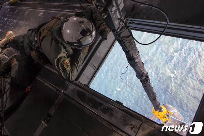 미국 해병대원이 '하갓냐 퓨리 21' 훈련의 일환으로 지난달 18일 일본 오키나와현 소재 주일미군기지 캠프 슈와브 일대에서 도서 상륙 및 물자 수송 훈련을 하고 있다. (미국 국방부 제공) © 뉴스1