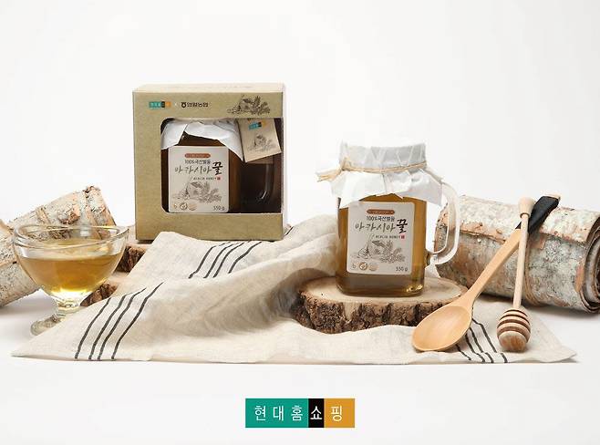 현대홈쇼핑이 양봉 농가를 돕기 위해 고객 사은품으로 아카시아 꿀을 증정한다.