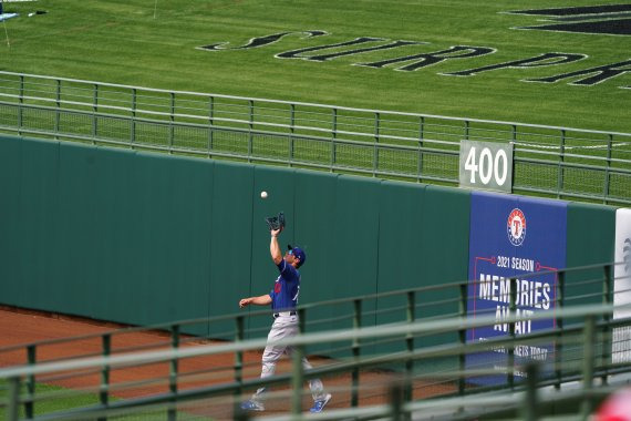 양현종에게 홈런을 빼앗은 LA 다저스의 DJ 피터스가 미국 애리조나주 서프라이즈의 서프라이즈 스타디움에서 열린 LA와 텍사스와의 경기에서 뜬공을 잡아내고 있다. /사진=로이터뉴스1
