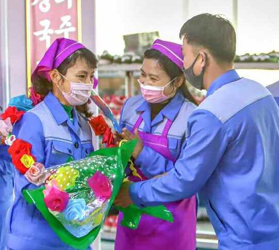 북한 노동신문이 8일 세계 여성의 날을 맞아 신발공장 여성 근로자들이 꽃다발을 받는 사진을 공개했다. 뉴스1