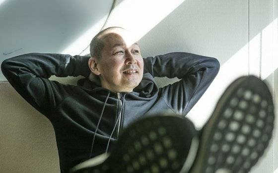 정규 8집 ‘볕’을 발매한 싱어송라이터 정원영. 그는 “볕을 쬐고 있으면 희망적인 느낌이 든다”며 “앨범에 어두운 곡이 많다 보니 제목만큼은 따뜻한 단어를 쓰고 싶었다”고 말했다. 권혁재 사진전문기자