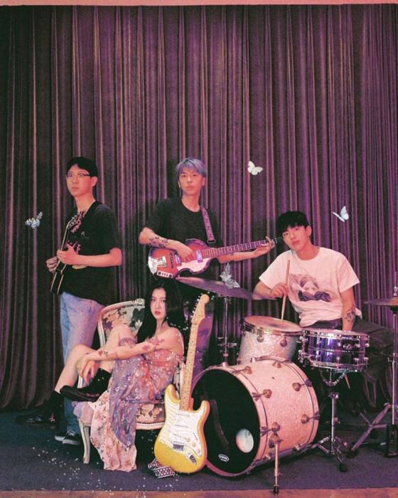 Singer-songwriter Cloud and singer Baek Ye-rin's band The Volunteers [BLUE VINYL]