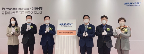 Mirae Asset Financial Service CEO Ha Man-deog, third from right, Mirae Asset Life Insurance CEO Byun Jae-sang, fourth from right, and related officials pose for a photo during a ceremony on Monday in Seocho District, southern Seoul. [MIRAE ASSET LIFE INSURANCE]