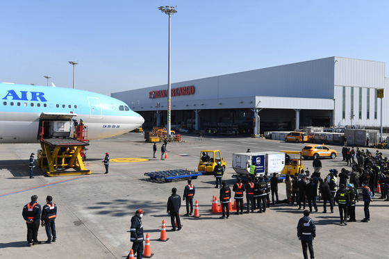 Korean Air Lines carrier transports Covid-19 vaccines at Incheon International Airport last month. [YONHAP]