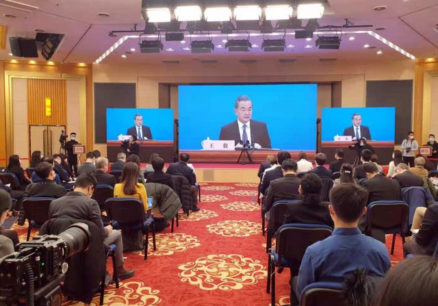 왕이 중국 외교담당 국무위원 겸 외교부장이 7일 베이징에서 열린 화상 기자회견에서 중국의 외교 정책과 대외 관계를 설명하고 있다. 연합뉴스