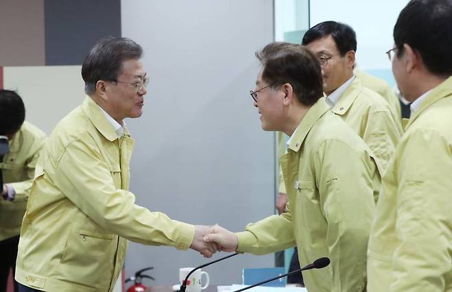 문재인 대통령이 16일 서울 중구 서울시청에서 열린 신종 코로나바이러스 감염증(코로나19) 수도권 방역 대책회의에 참석해 이재명 경기지사와 악수하고 있다. /사진=뉴시스