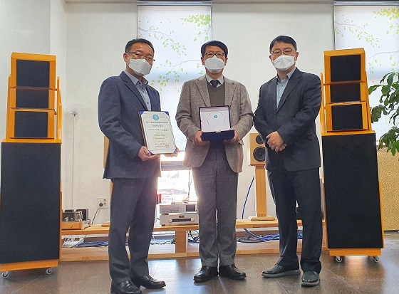 김재동 이엠아이티 대표(사진 가운데)가 김정연 이사와 김용구 차장과 함께 '2021 코리아 이노베이션 어워즈'에서 '기술혁신대상'을 수상하고 기념사진을 찍고 있다/사진제공=이엠아이티