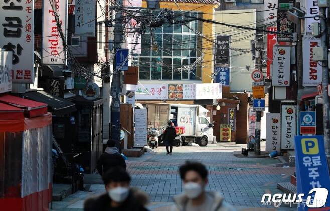 2월15일 오후 서울 신촌의 식당가가 한산하다./사진=뉴스1