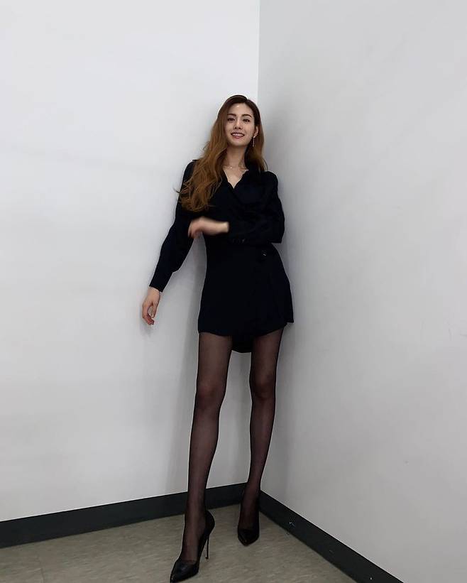 Singer and Actor Nana boasted an incredible percentage.Nana posted two photos on her Instagram account on March 8.In the photo, Nana poses in a black stocking and one piece; Nana showed off her superior proportions with her elongated legs and small faces.The netizens who saw this responded such as I think the height is bigger and Is not it a goddess?