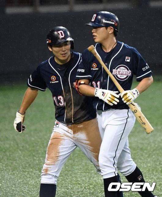 [OSEN=잠실, 이대선 기자] 29일 오후 서울 잠실야구장에서 ‘2020 신한은행 SOL KBO 리그’ LG 트윈스와 두산 베어스의 경기가 열렸다.2회초 1사 2루에서 두산 정수빈이 우월 투런 홈런을 치고 허경민의 축하를 받고 있다. /sunday@osen.co.kr