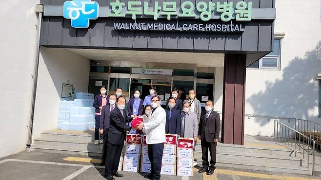 지난 5일 UPF 조용옥 충남지부장과 평화대사 등이 천안시 호두나무요양병원을 방문해 천수삼을 전달했다.