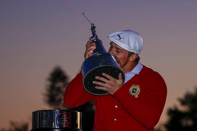 브라이슨 디섐보가 8일 미국 플로리다주 올랜도의 베이힐 C&L에서 열린 PGA 투어 아널드 파머 인비테이셔널에서 우승한 뒤 트로피에 입을 맞추고 있다. AFP|연합뉴스