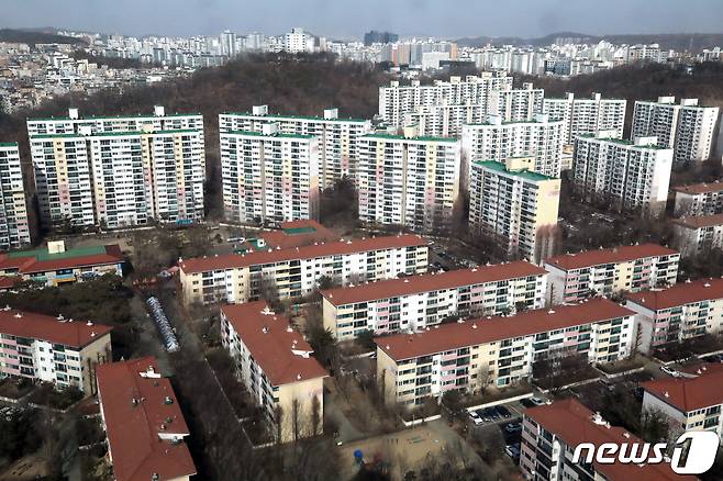 정부의 재건축 안전진단 강화 규제의 근거법안이 국회 문턱을 넘지 못하면서 재건축을 추진하는 서울 양천구 목동신시가지 아파트가 해당 규제를 피할 것으로 보인다. 관련 법안이 국회에서 논의된 후에는 적어도 올 6월 이후 시행될 전망이다. 사진은 23일 서울 양천구 목동 아파트 2단지의 모습. 2021.2.23/뉴스1 © News1 구윤성 기자