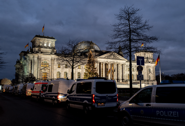 독일 베를린 연방의회 건물 앞에 경찰차 여러대가 정차해 있다./EPA연합뉴스