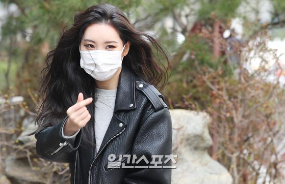 Singer Sunmi has a photo time as she enters the office building to appear in You Hee-yeols Sketchbook at KBS in Yeouido-dong, Yeongdeungpo-gu, Seoul on the afternoon of the 9th.
