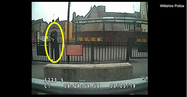 범행을 저지르기 전 cctv에 포착된 그리피스. 데일리메일 보도화면 캡쳐