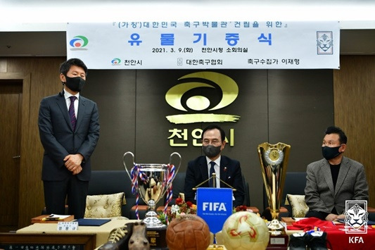 왼쪽부터 정몽규 회장, 박상돈 천안시장, 축구유물 수집가 이재형 씨. 사진=KFA 제공