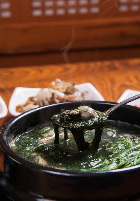 불린 미역에 국간장과 참기름을 넣고 바락바락 치댄 뒤 냄비에 달달 볶아 국을 끓이면 감칠맛 나는 미역국이 완성된다. [GettyImages]
