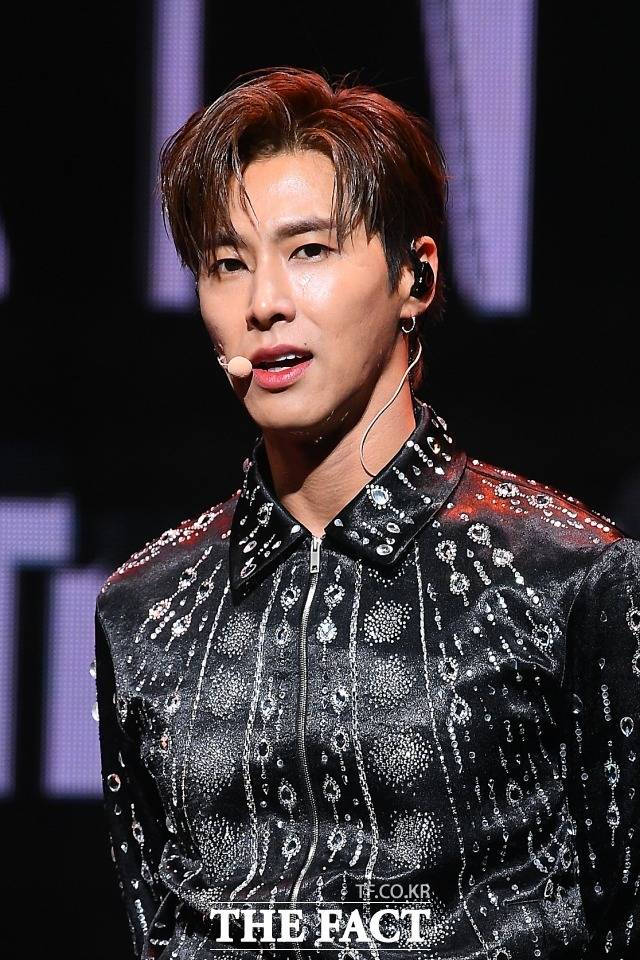 그룹 동방신기의 유노윤호가 영업 제한 시간인 밤 10시를 넘어서까지 음식점에 머무르다 방역 수칙 위반으로 조사를 받았다. 그는 "너무 부끄럽고 스스로에게 화가 난다"며 사과했다. /더팩트 DB