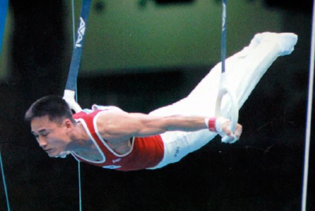 1996년 애틀랜타 올림픽 은메달리스트 여홍철이 링 연기를 펼치고 있다. 한국일보 자료사진