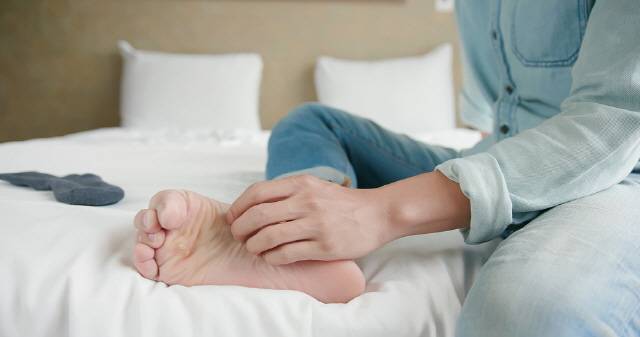 무좀 부위가 소독되지 않은 상태에서 무리하게 물집을 터뜨리면 추가적인 세균 감염으로 질환이 악화될 수 있다./사진=클립아트코리아