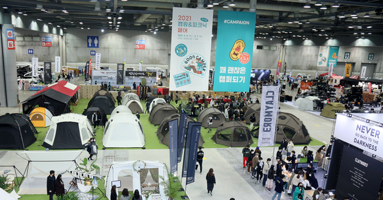 Visitors look around the ″2021 Camping and Picnic Fair″ held at Kintex in Ilsan from March 3 to March 7. [YONHAP]