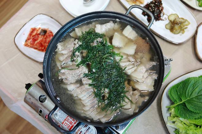 약재를 넣고 삶아 맛과 향이 좋은 산야초한방수육.