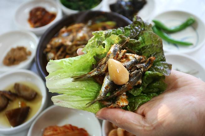 남해마늘 장아찌 한 점 올리기는 멸치쌈밥을 더 맛있게 즐기는 방법이다.