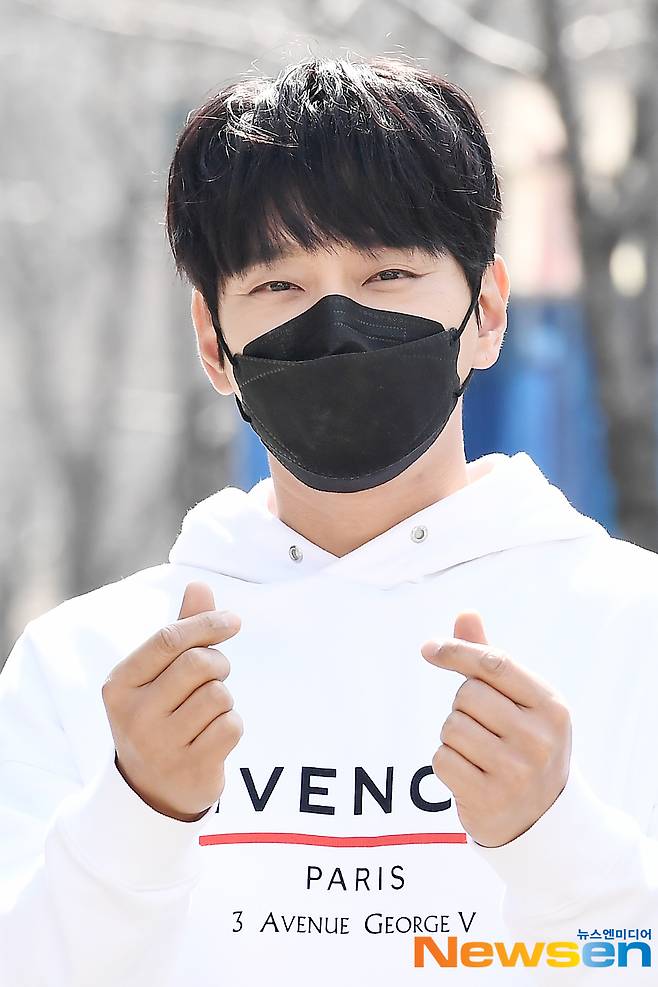 Singer Hwang Chi-yeul is entering the broadcasting station to attend the SBS Dooshi Escape Cult show radio schedule held at SBS Mok-dong, Yangcheon-gu, Seoul on the afternoon of March 10th.