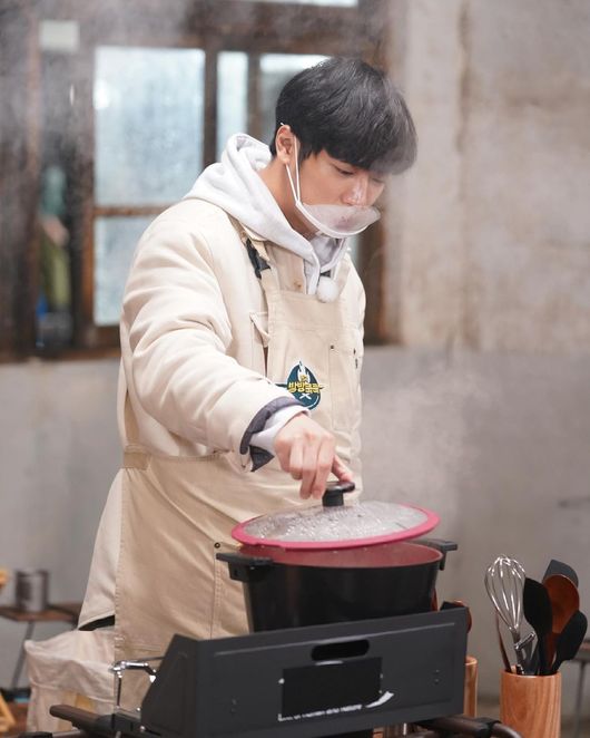 Actor Lee Sang-yeob has released photos of the countrys cook cooks.On the afternoon of the 10th, Lee Sang-yeob told his Instagram, # April 3rd at 6 pm MBN New Entertainment # National Defense Cook # Kim Sung-yeop # Hyun Joo-yeop # Jang Hyuk # Cha Tae-hyun # Kim Tae-gyun #Lee Sang-yeob # Nanto in the youngest # I posted a picture with the article Learning cooking # Cooking # Living.The photo released shows Lee Sang-yeob engrossing in cooking; he looks serious with a pot lid boiling with an apron.On the other hand, Lee Sang-yeob was loved by KBS2 weekend drama I went once.In December last year, he appeared in KBS2 drama Drama Special - Traces of Love.Lee Sang-yeob Instagram