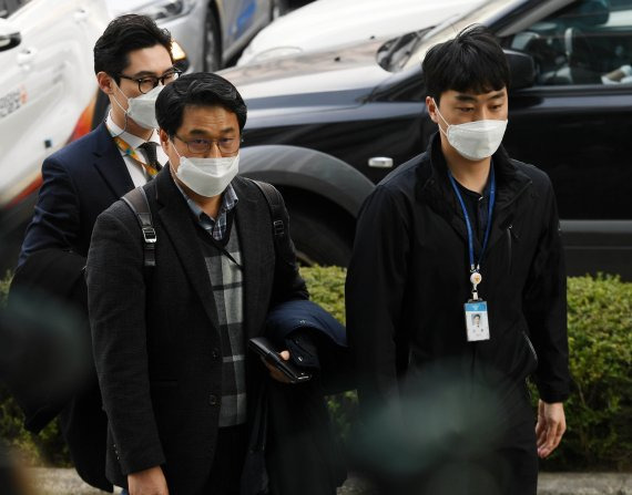 국토교통부 감사실 직원들이 한국토지주택공사(LH) 관계자들의 신도시 투기 의혹 등에 대한 수사의뢰를 하기 위해 11일 서울 서대문구 경찰청 국가수사본부로 향하고 있다. /사진=뉴시스화상