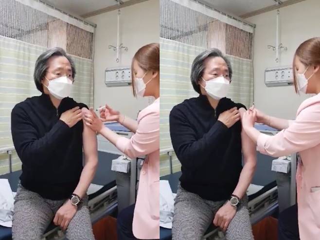 Former Korea CDC director Dr. Jung Ki-suck is photographed receiving an AstraZeneca COVID-19 shot on Wednesday. (courtesy of Jung)