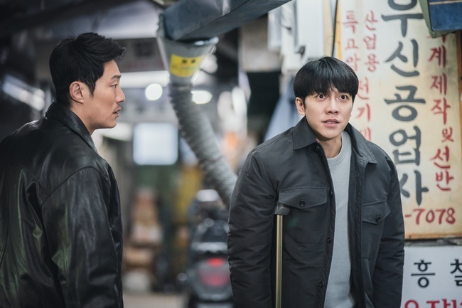 Mouse Lee Seung-gi and Lee Hee-joon burst into intolerable anger at the subsequent Predator provocation.On the day of the show, Jung Ba-reum (Lee Seung-gi) found Kwoun Sun-tae Grandmas Boy (Kim Young-ok) who fell unconscious and was shocked by the ending of being hit by a car while pursuing and chasing a man wearing a black raincoat.In this regard, Lee Seung-gi and Lee Hee-joon will show two shots of their efforts to catch the evil Predator with their angry eyes at 10:30 pm on the 11th, which will further boost the tension.The scene where Jung Bak-mul and Lee Hee-joon walk through the alley of the back alley to dig up the authenticity of the Kwoun Sun-tae Grandmas Boy raid.Above all, Jung Bahm was limping on crutches as if he had been seriously injured by the last accident, but he showed the depth of anger with his eyes that rarely softened his anger.Moreover, the rubbery look at the same Jungbam sometimes, and the unexpected aspect of showing a worried expression, made the two more sticky Kimi expect.In the last broadcast, I found the bloody prison uniform of Nachguk (Lee Seo-jun) on the rooftop of the simple cathedral in the detention center, and I was once again surprised by the provocation of the Predator, which missed every expectation.Also, there was a sudden situation in which Kwoun Sun-tae Grandmas Boy, who discovered photos of the victims displayed in the basement of St. Johns house, was chased by St. John.And after Kwoun Sun-tae Grandmas Boy came to the scene to help him, he was struck by a car and fell down, and witnessed the face of St. John looking at him and gave a creepy thrill.It is noteworthy whether the real identity of St. John, who seems to be deeply related to the Nach and Kwoun Sun-tae Grandmas Boy raid, will be found.Lee Seung-gi and Lee Hee-joon continued to prepare for the scene, burning their enthusiasm for the cold, despite the chilly weather compared to the attire.Moreover, Lee Seung-gi was committed to practicing as it was in an uncomfortable condition, including crutches and casts, to express the injured movement more naturally, and Lee Hee-joon also gave a warm heart to the scene with a sticky senior and junior chemistry that helped Lee Seung-gi to make minor movements.