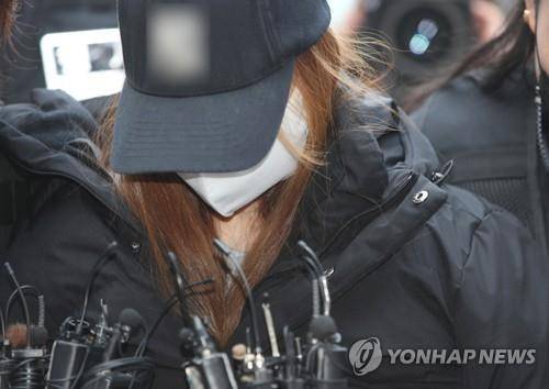 외할머니 아닌 친모 (김천=연합뉴스) 김현태 기자 = 11일 오전 대구지방법원 김천지원에서 경북 구미서 숨진 3세 여아의 친모로 밝혀진 외할머니가 구속 전 피의자 심문(영장실질심사)을 받기 위해 법원으로 들어가고 있다. 2021.3.11