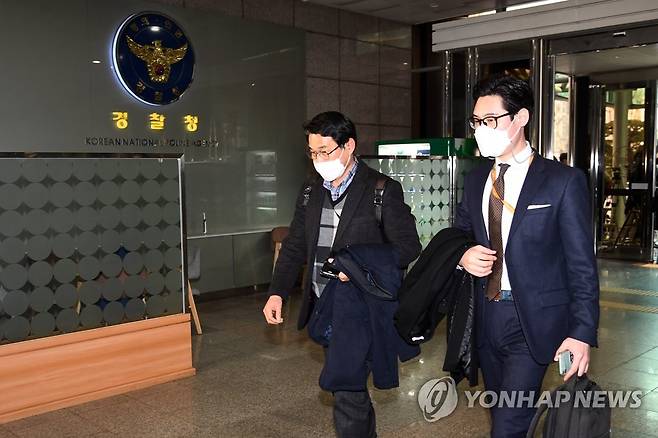 'LH 땅 투기 의혹' 국수본에 수사의뢰 (서울=연합뉴스) 류영석 기자 = 국토교통부 관계자들이 'LH 땅 투기 의혹' 관련자들에 대한 수사 의뢰를 하기 위해 11일 오후 서울 경찰청 국가수사본부로 들어서고 있다. ondol@yna.co.kr