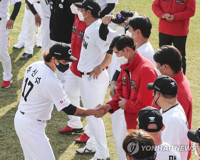 추신수. SSG선수단과 상견례 (부산=연합뉴스) 강덕철 기자 = SSG 추신수가 11일 오후 부산 사직구장에서 프로야구 롯데와 연습경기를 끝낸 SSG 선수단과 악수를 하고 있다. 긴 메이저리그 생활을 끝내고 한국에 돌아온 추신수는 자가 격리를 끝내고 팀에 합류했다. 2021.3.11 kangdcc@yna.co.kr
