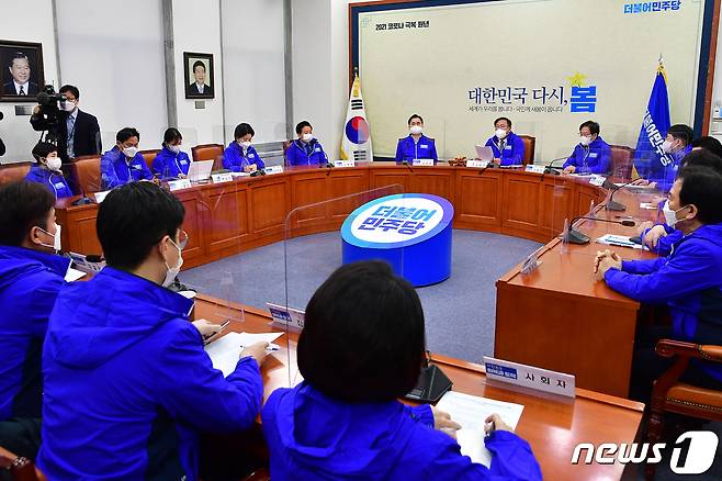 김태년 더불어민주당 대표 직무대행이 12일 서울 여의도 국회에서 열린 중앙선대위 회의에서 모두발언을 하고 있다. 2021.3.12/뉴스1 © News1 성동훈 기자