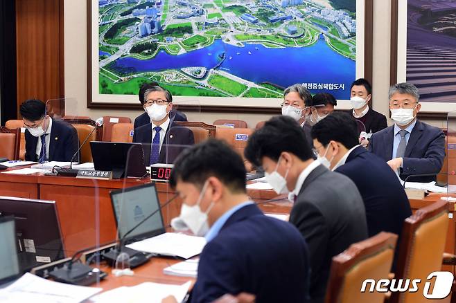 변창흠 국토교통부 장관 등 참석자들이 12일 국회에서 열린 국토교통위원회 전체회의에 참석해 있다. 2021.3.12/뉴스1 © News1 성동훈 기자