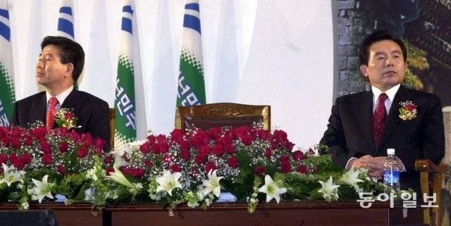 민주당 노무현 후보와 이인제 후보가 2002년 4월 경북 포항 남구 실내체육관에서 서로 얼굴을 돌린 채 냉랭한 표정으로 앉아 있다. 동아일보 안철민 기자 acm08@donga.com