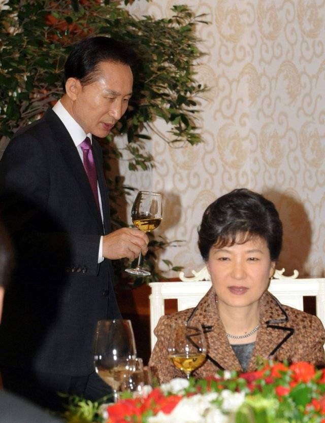 2009년 12월 이명박 대통령이 청와대에서 열린 쇼욤 라슬로 헝가리 대통령 초청 국빈 만찬에서 건배사를 마친 뒤 자리로 돌아가고 있다. 박근혜 전 한나라당 대표가 자리에 앉아 있다. 청와대 사진기자단