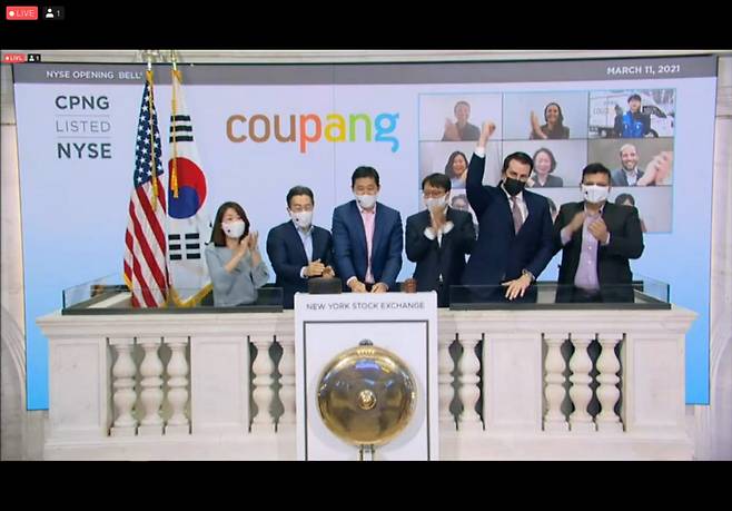김범석 쿠팡 이사회 의장(좌측 세번째)과 강한승, 박대준 쿠팡 각자대표 등 경영진이 11일(현지시간) 뉴욕증권거래소에서 타종 행사를 진행하고 있다.