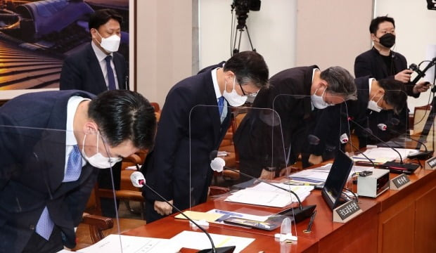 변창흠 국토교통부 장관(왼쪽 두번재)과 장충모 한국토지주택공사 사장 직무대행 등 참석자들이 지난 9일 국회에서 열린 국토교통위원회 전체회의에서 한국토지주택공사(LH) 임직원 투기 의혹과 관련해 고개숙여 사과하고 있다./ 사진=뉴스1