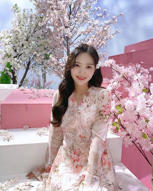 Girl group OH MY GIRL Choi Hyo-jung showed a brighter smile than flowers.On the 11th, OH MY GIRL official Instagram posted a picture of Choi Hyo-jung at the Mnet M Countdowndown Down recording site.The beauty, more beautiful than the flowers of Choi Hyo-jung, who is dressed in floral clothes on the Cherry set, catches the eye.Choi Hyo-jung set up the stage Spring Love Cherry on M Countdown Down broadcast on the day.