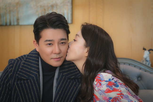 Get the couple blue.Lee Tae-gon and Kim bo-yeon, the marriage song divorce compositions, present the peak of shock with the risky million surprise ball kiss.TV CHOSUN weekend mini-series Marriage Writer Divorce Composition (Phoebe, Lim Sung-han)/direction Yoo Jung-joon, Lee Seung-hoon/Produced (Jidam Media), Green Snake Media/hereinafter combination song) is a well-known 30s, 40s, a story about unimaginable misfortune to three charming heroines in their 50s, and a drama about the dissonance of couples looking for true love.In the second act, which began in the ninth episode, the wandering of the three husbands who first met the affair woman 10 months ago gradually became revealed, causing viewers to be co-ordinated.Her husband, Lee Tae-gon, developed between an affair woman, Ami (Song Ji-in), and a lover, and changed her name from her brother to her own, but she declared that she would not divorce.Lee Tae-gon and Kim bo-yeons dangerous skinship two shots have been released and are attracting attention.In the play, Shin Yu-shin suddenly receives Kiss from Kim Dong-mi.The dizzying behavior of Kim Dong-mi, a stepmother who has touched the ball of Shin Yu-shin and Shin Yu-shin, who gave her cheeks in jeopardy, is blowing a decision to explode suspicion.I wonder why Shin Yu-shin, who has been revealed to be a friend of her mother, has shared a surprise skinship with her stepmother Kim Dong-mi, and what happened between the two people is being amplified.The scene of the surprise skinning, which is beyond imagination, is 40sI want you to look forward to seeing if the truth of Shin Yu-shin and Kim Dong-mi will be revealed in the combination song, which ends the season two days later, he said.Broadcast at 9 p.m. on the 13th. (Photo Provision = Jidam Media Co., Ltd.)