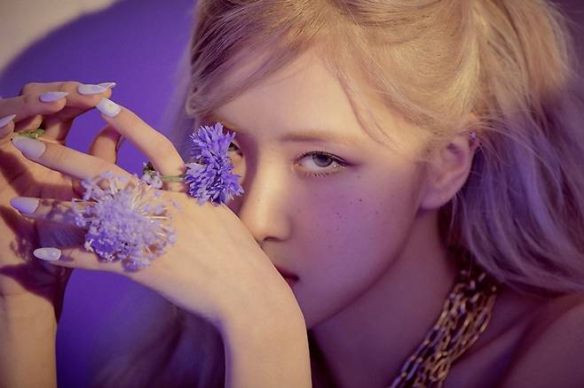 로제는 타이틀곡 '온 더 그라운드' 작사에 참여했다. YG엔터테인먼트 제공