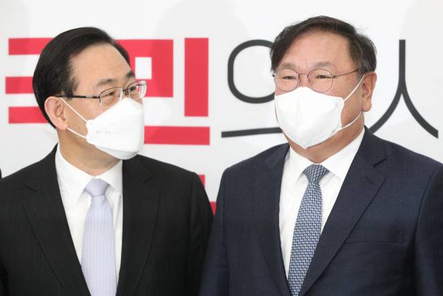 김태년(오른쪽) 더불어민주당 당대표 직무대행과 주호영 국민의힘 원내대표가 12일 서울 여의도 국회에서 원내대표 회동을 하고 있다. /권욱 기자