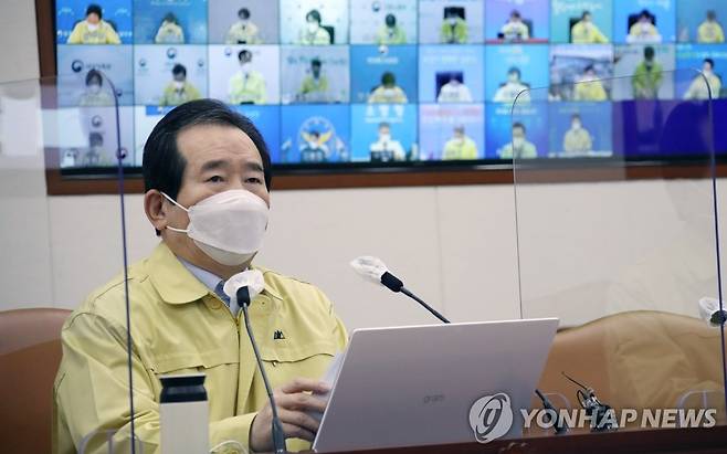 중대본 회의 주재하는 정세균 총리 (서울=연합뉴스) 김승두 기자 = 정세균 국무총리가 12일 정부서울청사에서 열린 신종 코로나바이러스 감염증(코로나19) 대응 중앙재난안전대책본부(중대본) 회의를 주재하며 발언하고 있다. kimsdoo@yna.co.kr
