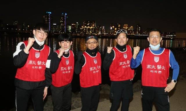 고려대 의대 마라톤(KUMA) 선후배들이 모처럼 서울 한강 뚝섬유원지에 모여 투지를 불태웠다. 왼쪽부터 최정호 씨, 이선호 씨, 김학윤 김학윤정형외과의원 원장, 남혁우 남정형외과 원장, 서승우 고려대 구로병원 교수. 김동주 기자 zoo@donga.com