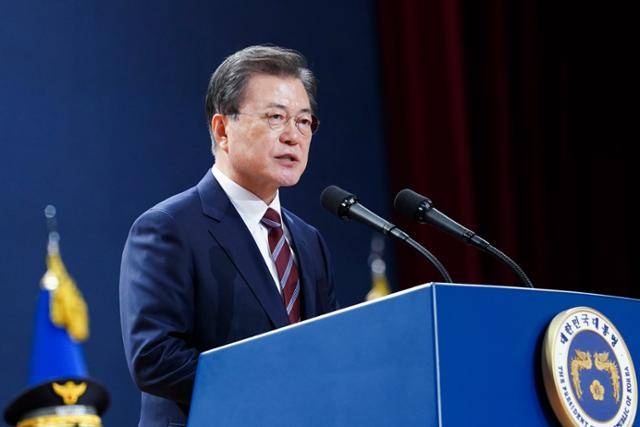 문재인 대통령이 12일 충남 아산 경찰대학에서 열린 신임경찰 경위·경감 임용식에서 축사를 하고 있다. 아산=왕태석 선임기자